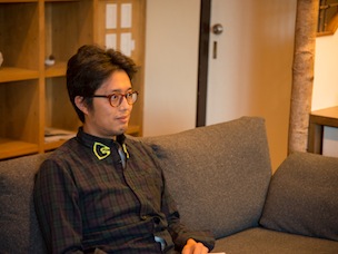 入居しているアースケイプの荒木宗一郎さん。「忙しくてもゆとりを持って仕事できるのはすばらしい」