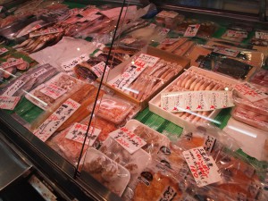 鈴木食品店の魚のコーナー。静岡、青森、三重と産直品が並びます