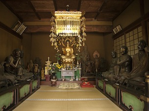 「阿弥陀堂」内の五百羅漢坐像を両脇に、目を閉じて瞑想タイム。非日常の空間で雑念を忘れたい