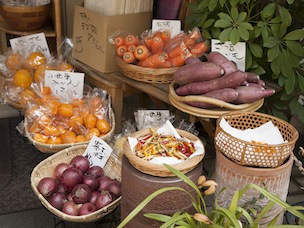 自然農の有機野菜や果物などを軒先で販売。季節の収穫物を召し上がれ