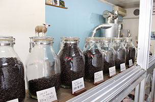 深煎りを中心に７～８種類のコーヒー豆が並びます