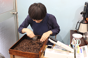 ハンドピッキングでは良い珈琲豆を作るために避けられない作業