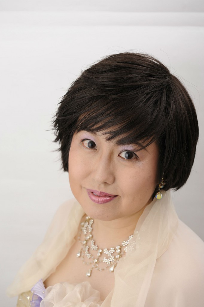 田才靖子:太子堂出身。カラオケ・ガイドボーカルとして100人を超えるアーティストの楽曲を担当。レパートリーは3,000曲を超える。2005年日本歌謡芸術大賞受賞。 三上やす子の名でカラオケ愛好家にはレッスン教材の発行や指導で親しまれている。